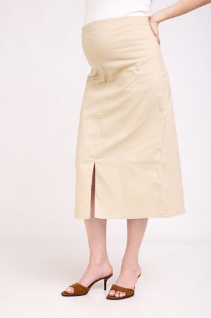 אישה לובשת חצאית הריון קורל טבעי של אבישג ארבל