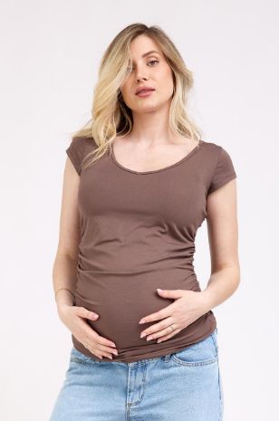 אישה לובשת חולצת הריון קצרה חומה של אבישג ארבל