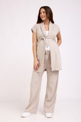 אישה לובשת ז'קט הריון ספרינג חאקי של אבישג ארבל