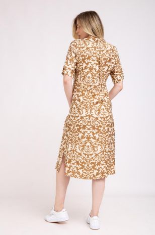 אישה לובשת שמלת הריון מלורי קאמל שמנת אבישג ארבל