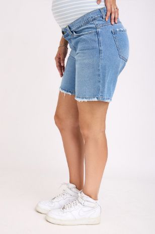 אישה לובשת שורטס ג'ינס כחול של אבישג ארבל