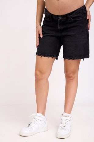 אישה לובשת ג'ינס הריון לונה קצר שחור של אבישג ארבל