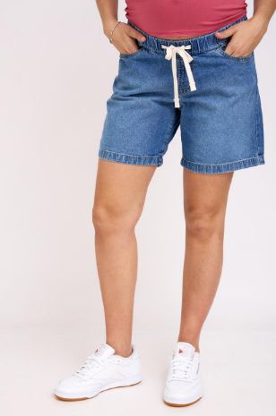 אישה לובשת ג'ינס הריון סאני כחול של אבישג ארבל