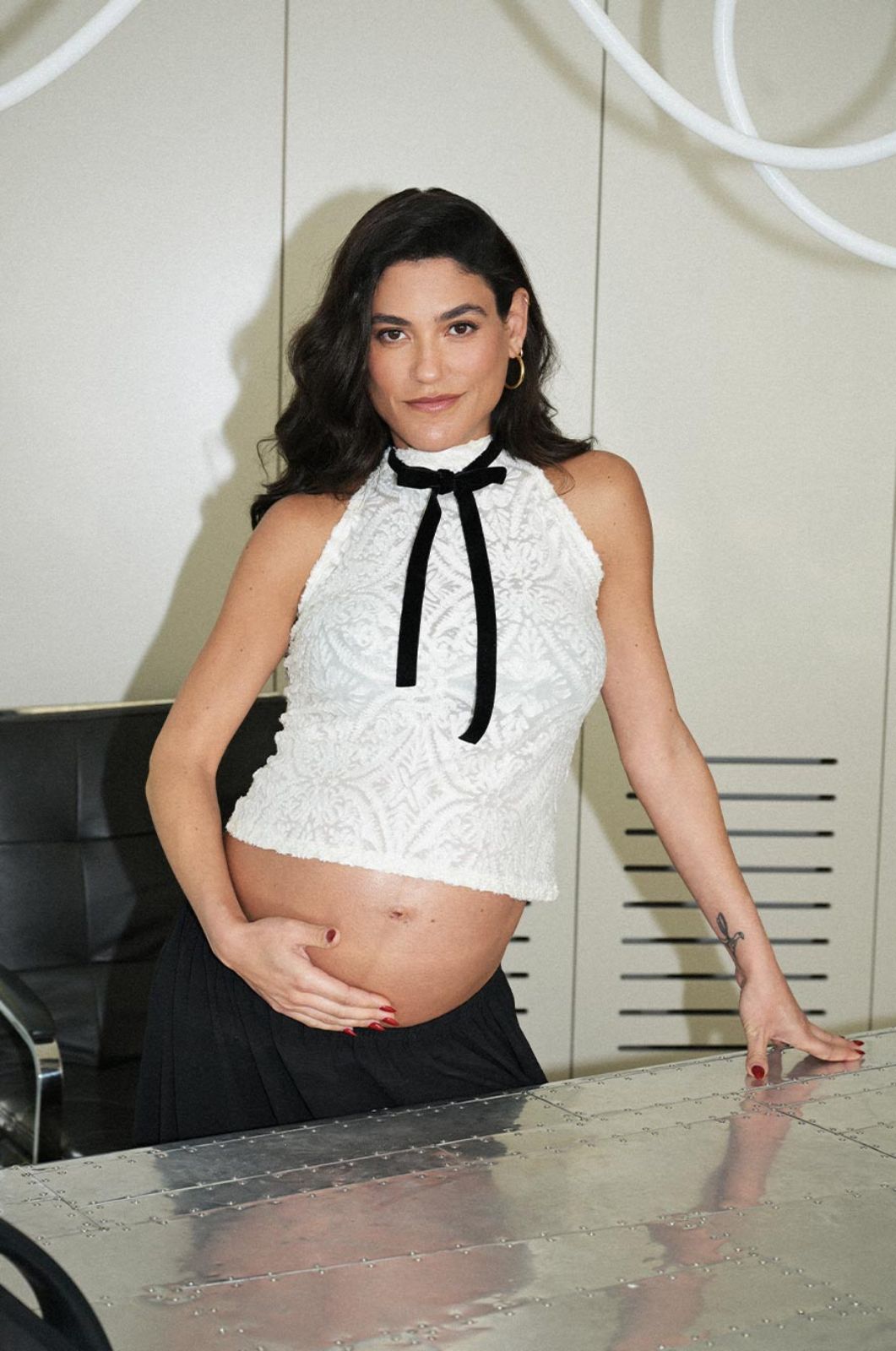 שלמור שטרוזמן לובשת גולף להריון תחרה וסרט קטיפה של אבישג ארבל