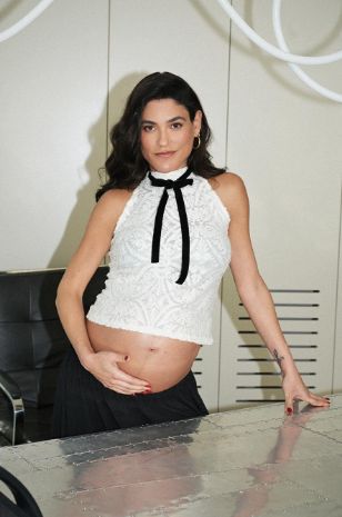 שלמור שטרוזמן לובשת גולף להריון תחרה וסרט קטיפה של אבישג ארבל