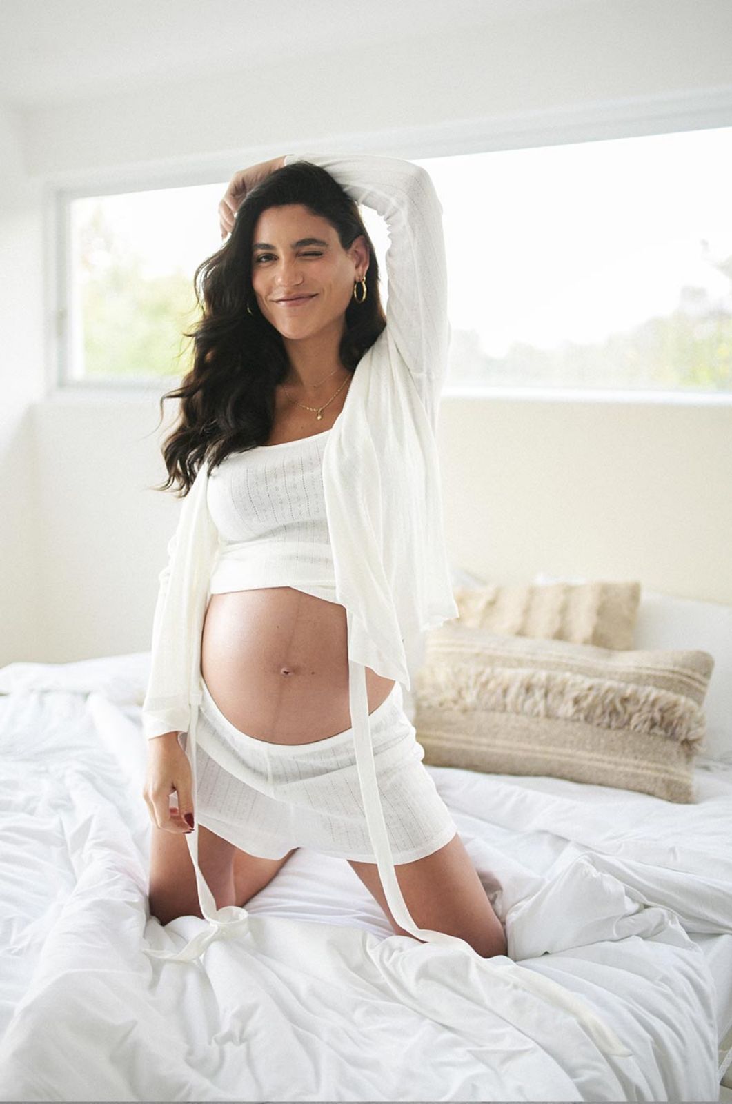 מכנסי פויינטל לבן של אבישג ארבל