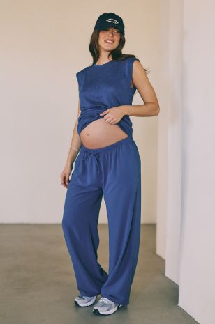 אישה לובשת מכנסי הריון אליסון ג'ינס