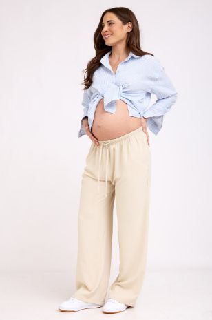 אישה לובשת מכנסיים נוחים להריון אבן