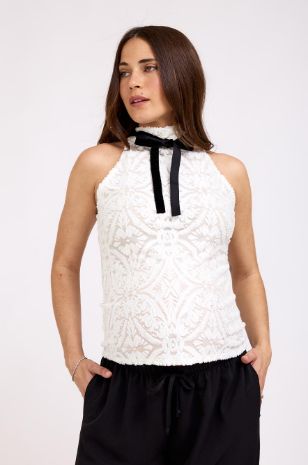 אישה לובשת גולף להריון תחרה וסרט קטיפה של אבישג ארבל