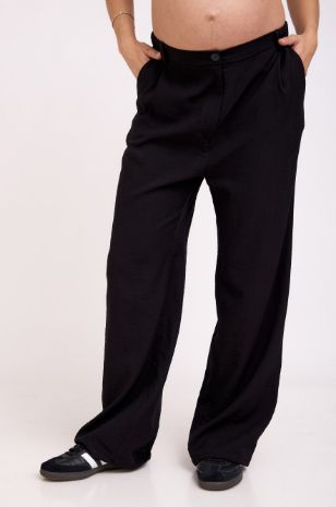 אישה לובשת מכנסי הריון ספרינג שחורים של אבישג ארבל