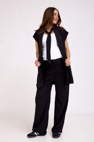 אישה לובשת מכנסי הריון ספרינג שחורים של אבישג ארבל