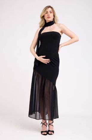 אישה לובשת שמלת הריון סטרפלס וצעיף שיפון שחורה של אבישג ארבל