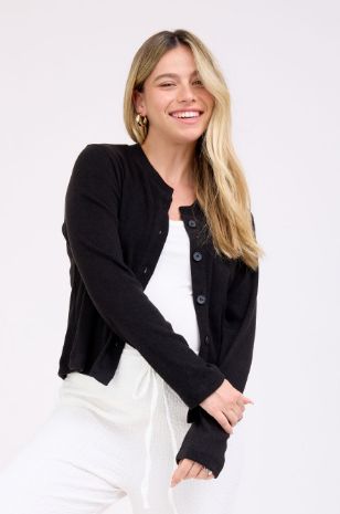 אישה לובשת קרדיגן הריון סריג כפתורים שחור של אבישג ארבל