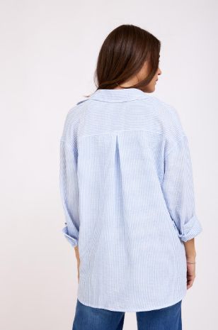 אישה לובשת חולצת הריון שמנת פס תכלת