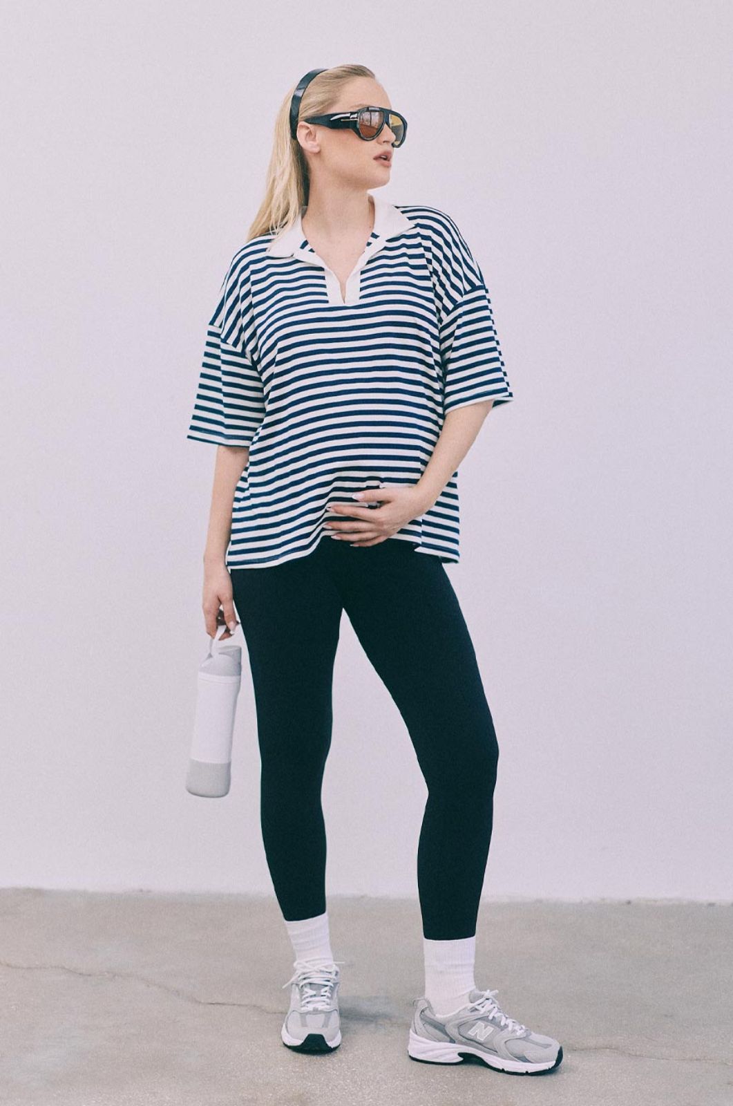 אישה לובשת טייץ שחור ארוך להריון בגזרה גבוהה של אבישג ארבל