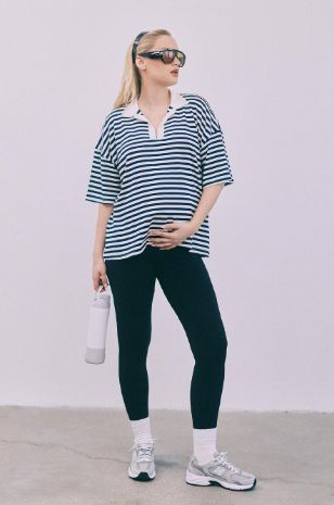 אישה לובשת טייץ שחור ארוך להריון בגזרה גבוהה של אבישג ארבל