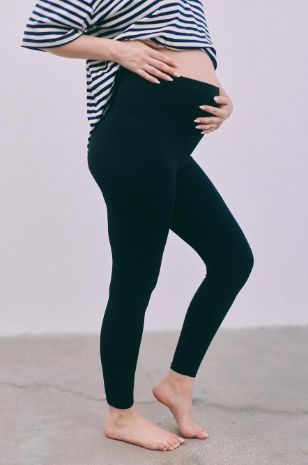 אישה לובשת טייץ שחור ארוך להריון בגזרה גבוהה של אבישג ארבל