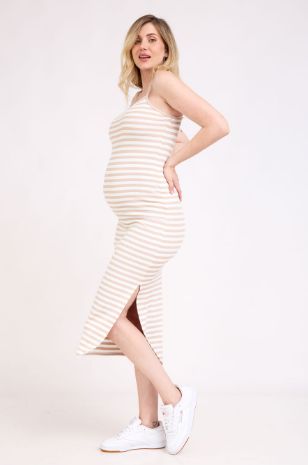 אישה לובשת שמלת הריון שביט פסים שמנת פס בז'  של אבישג ארבל