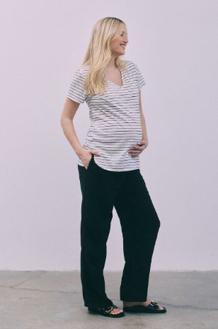 אישה לובשת מכנסי הריון תמוז שחורים של אבישג ארבל