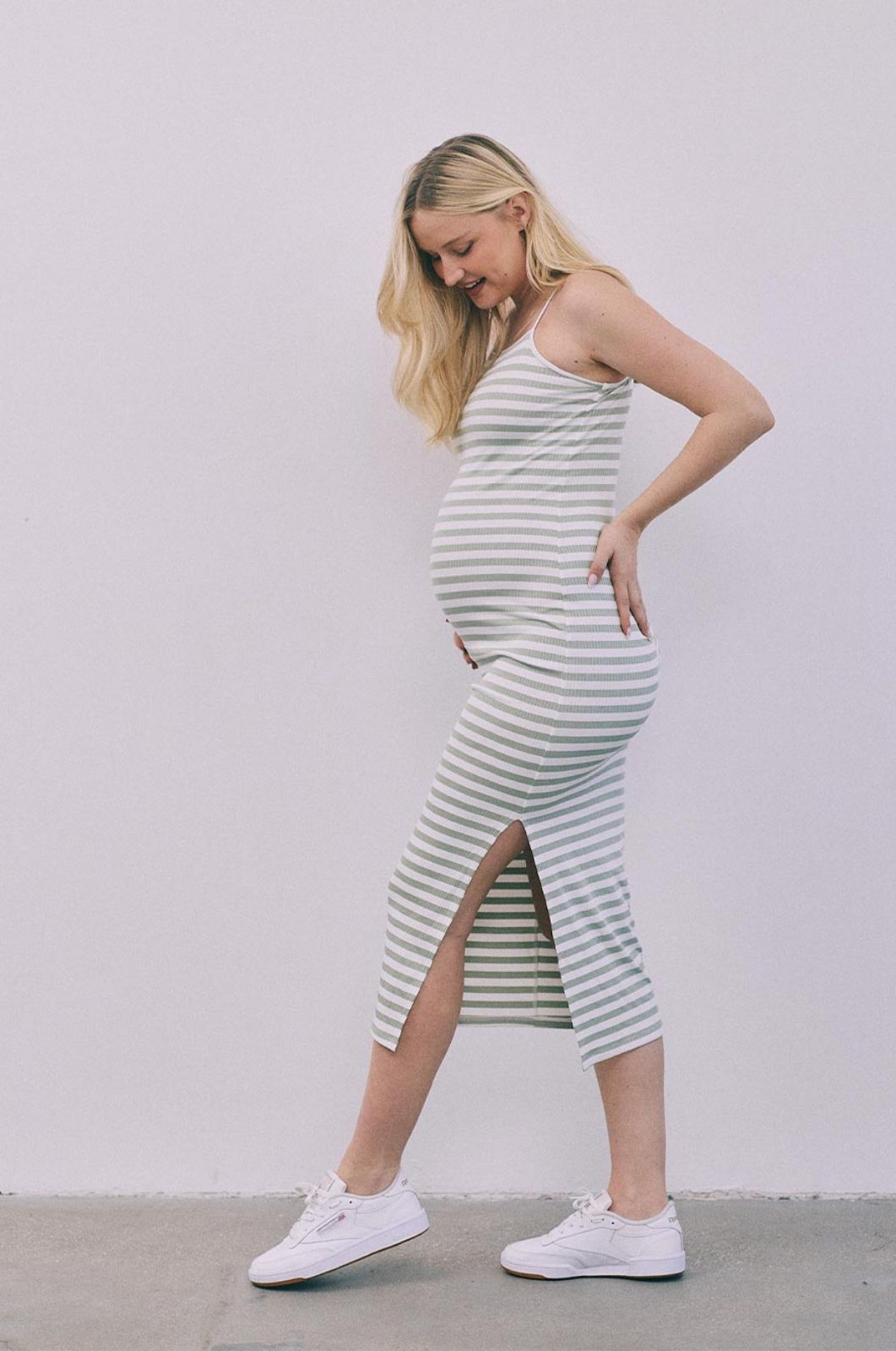 שמלת הריון לקיץ עם גופיות ספגטי של אבישג ארבל