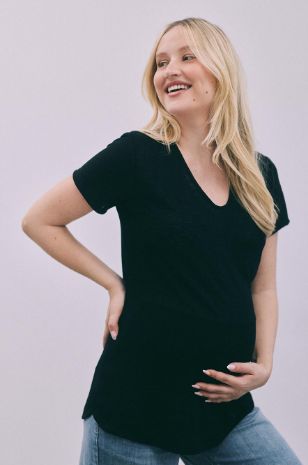 אישה לובשת חולצת הריון טומי ש.קצר שחורה של אבישג ארבל