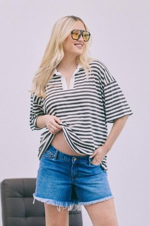 אישה לובשת חולצת רובי להריון פסים חום שמנת של אבישג ארבל