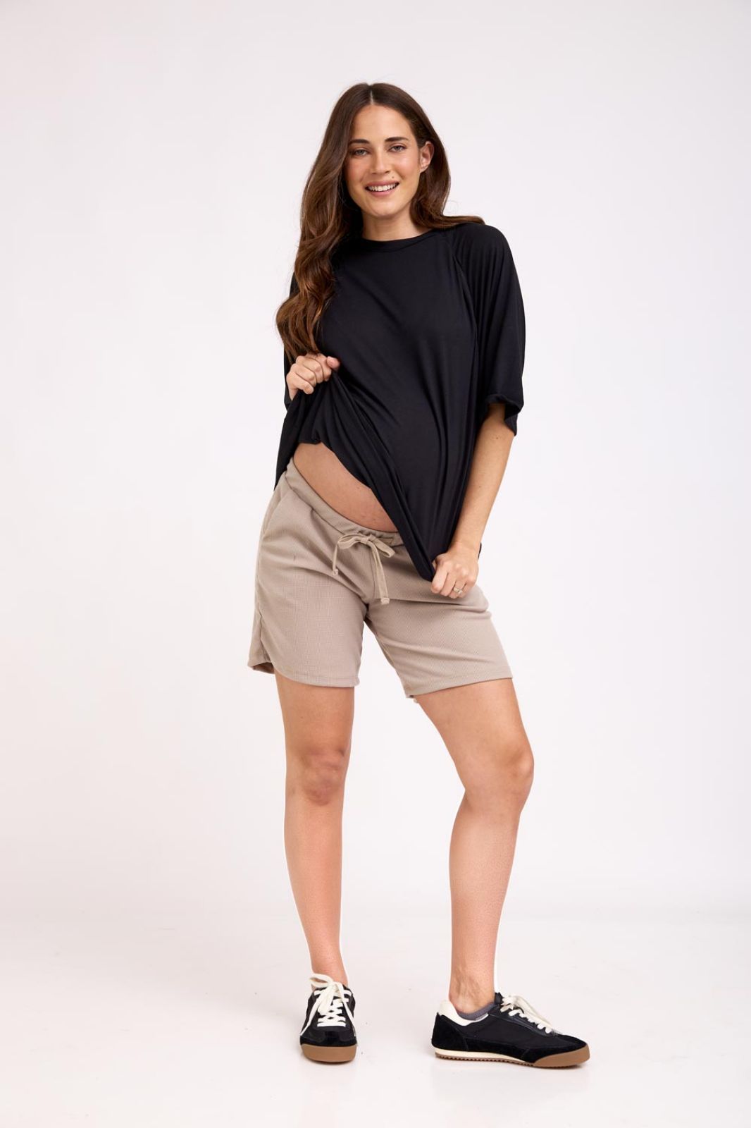 אישה לובשת שורטס להריון ליזי מוקה של אבישג ארבל