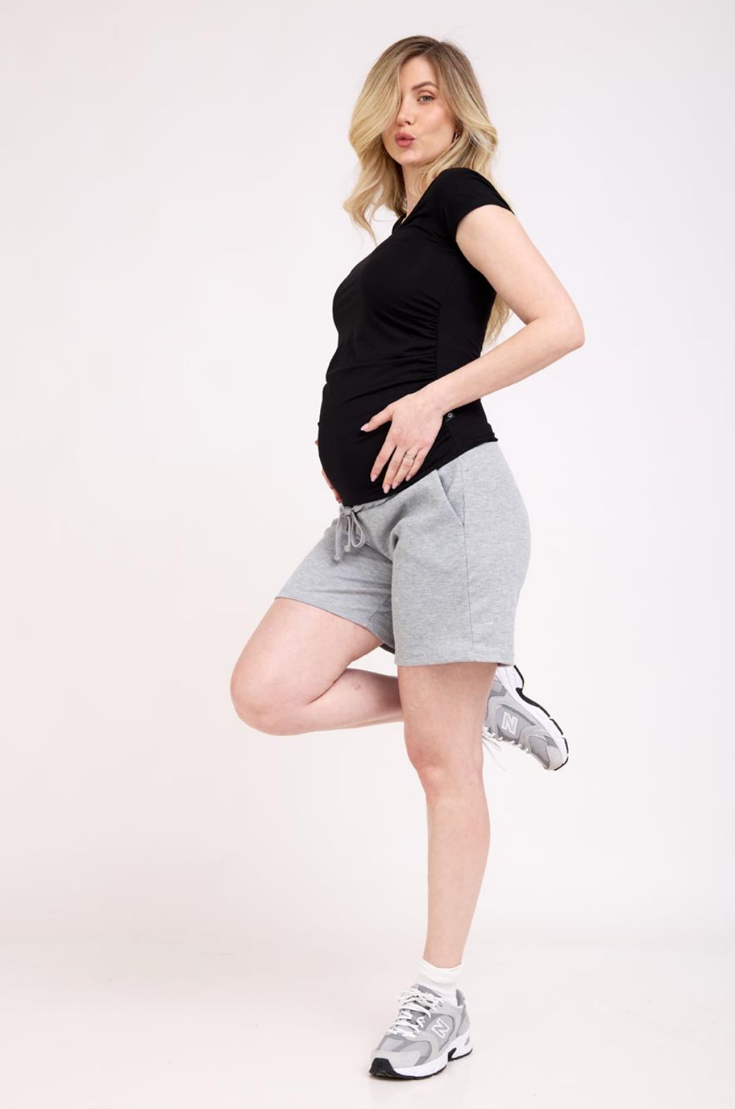 אישה לובשת שורטס להריון ליזי מוקה של אבישג ארבל