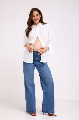 אישה לובשת ג'ינס הריון ארין כחול בהיר של אבישג ארבל