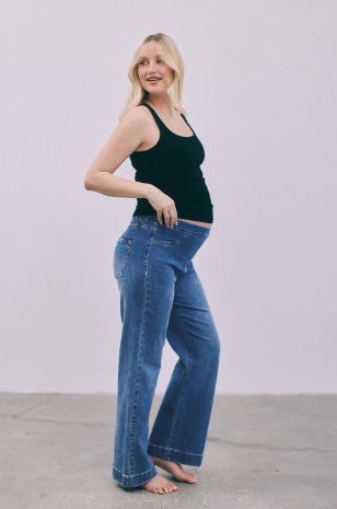 ג'ינס להריון בגזרת רגל מתרחבת של אבישג ארבל
