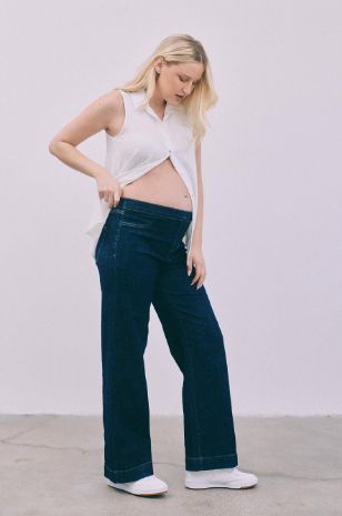 ג'ינס להריון בגזרת רגל מתרחבת של אבישג ארבל