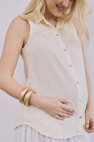 אישה לובשת חולצת הריון גברית ללא שרוול פס שמנת צהוב של אבישג ארבל