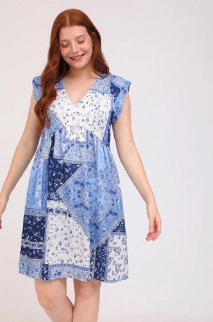 אישה לובשת שמלת הריון אורין תכלת מטפחת