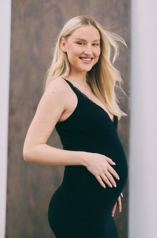 אישה לובשת שמלת הריון ירדן שחורה של אבישג ארבל