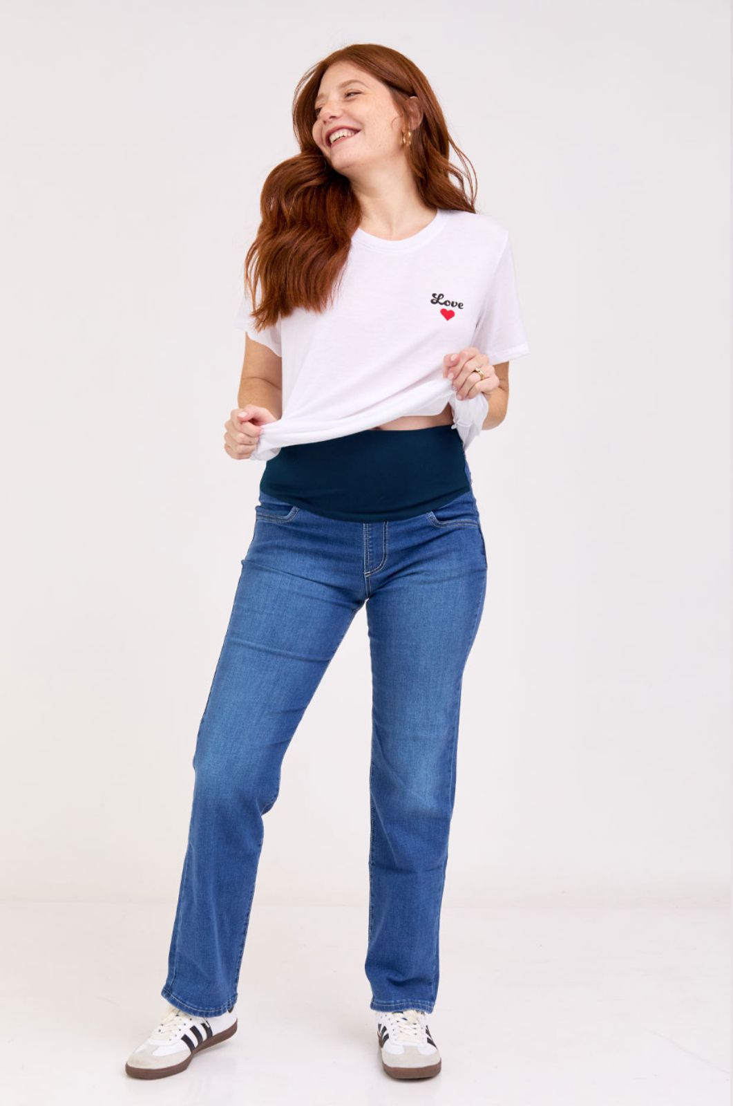 אישה לובשת ג'ינס הריון דורון כחול כהה של אבישג ארבל