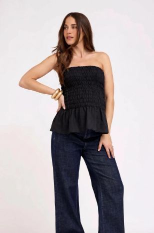 אישה לובשת סטרפלס הריון קאי שחור של אבישג ארבל